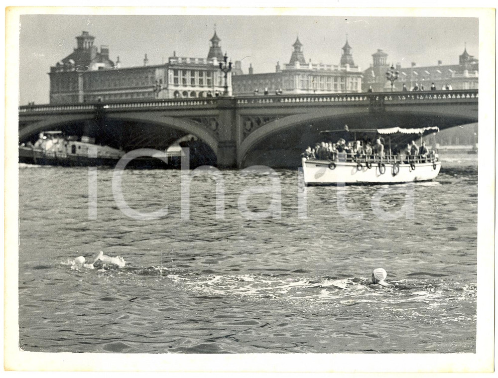 1953 LONDON Thames swimming race - Hillary BROOKE and Connie TILTON *Photo