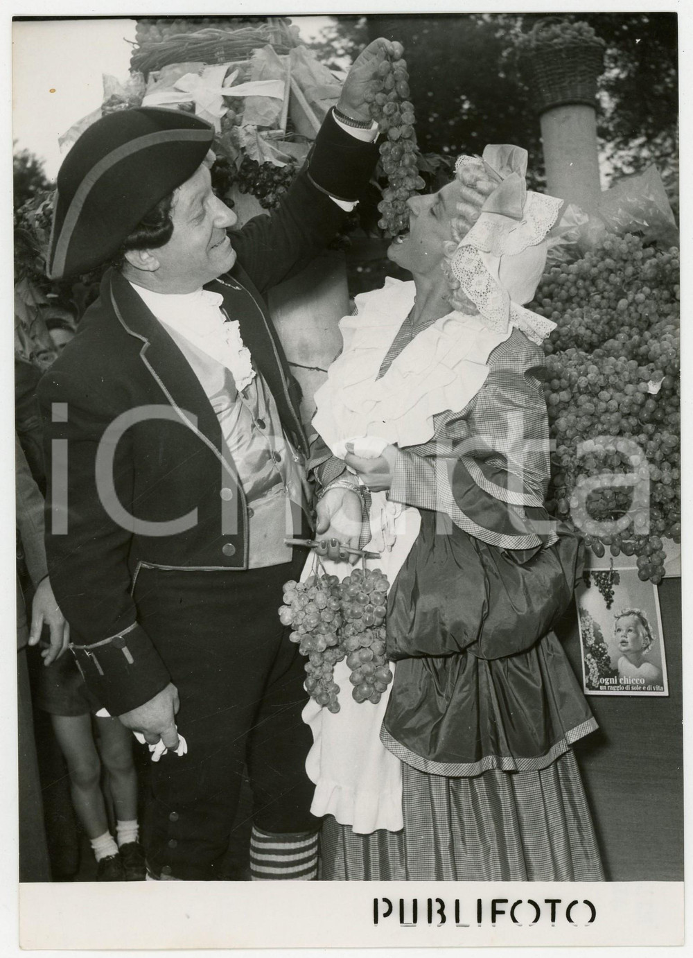 1953 MILANO Festa dell'uva - MENEGHIN e la CECCA mangiano dell'uva *Foto
