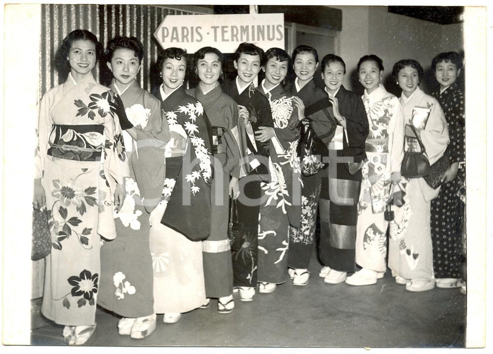 1954 PARIS ORLY - Arrivo della compagnia teatrale giapponese TAKARAZUKA REVUE
