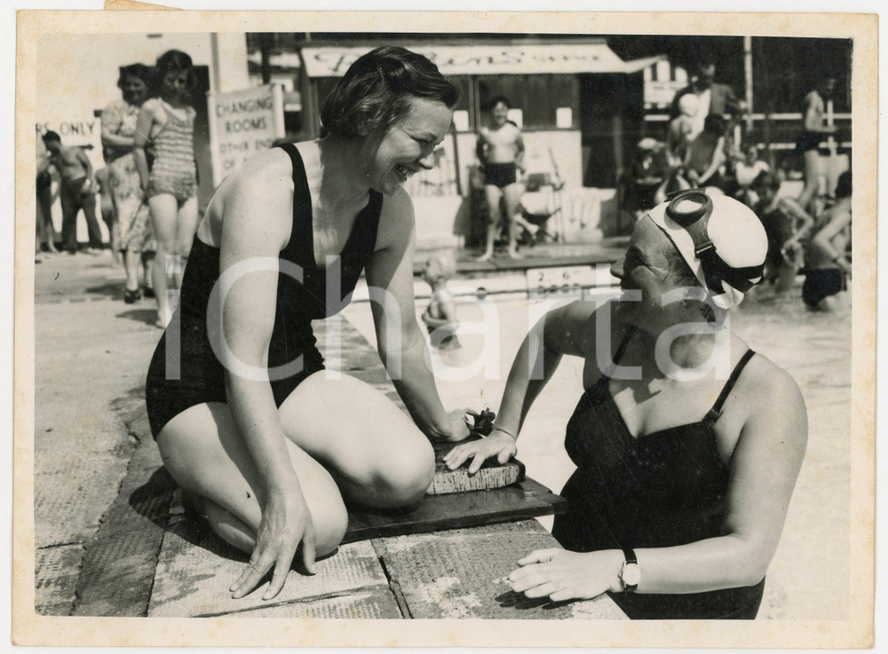 1954 FOLKESTONE - Jenny KAMMERSGAARD talking to Margaret FEATHER during training