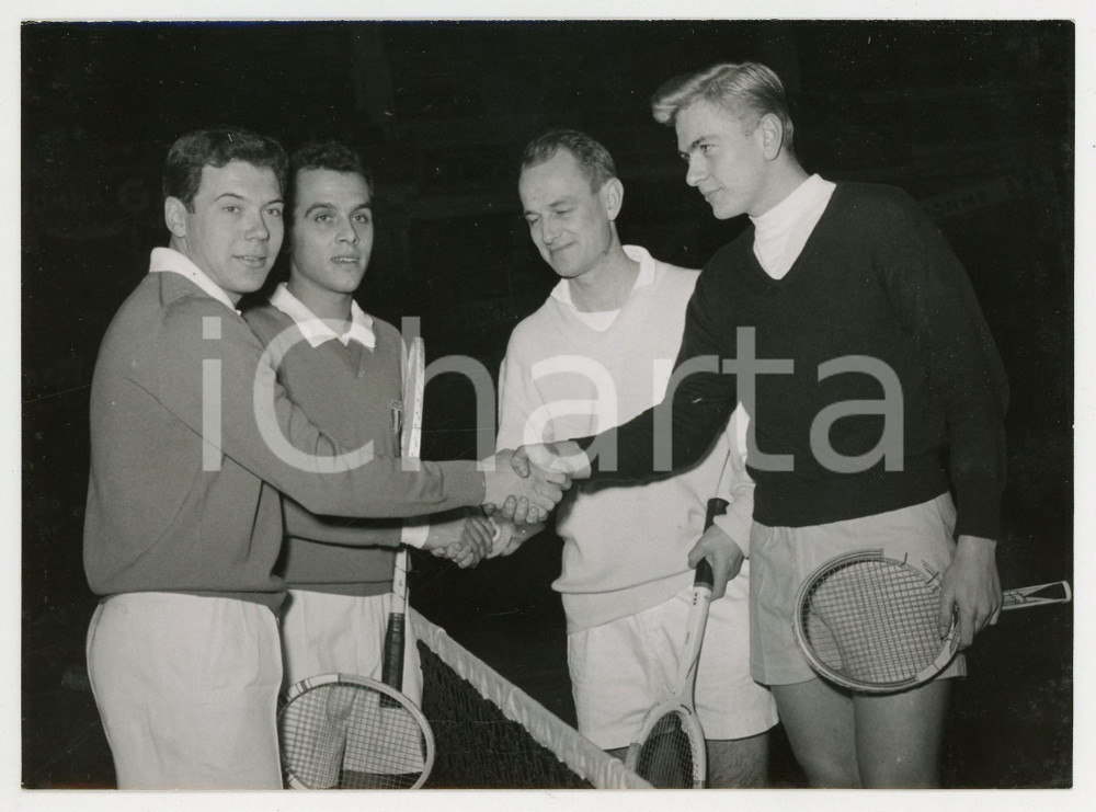 Fotografia d epoca originale 1954 MILANO TENNIS Nicola PIETRANGELI e Giorgio FACHINI con la coppia norvegese 1