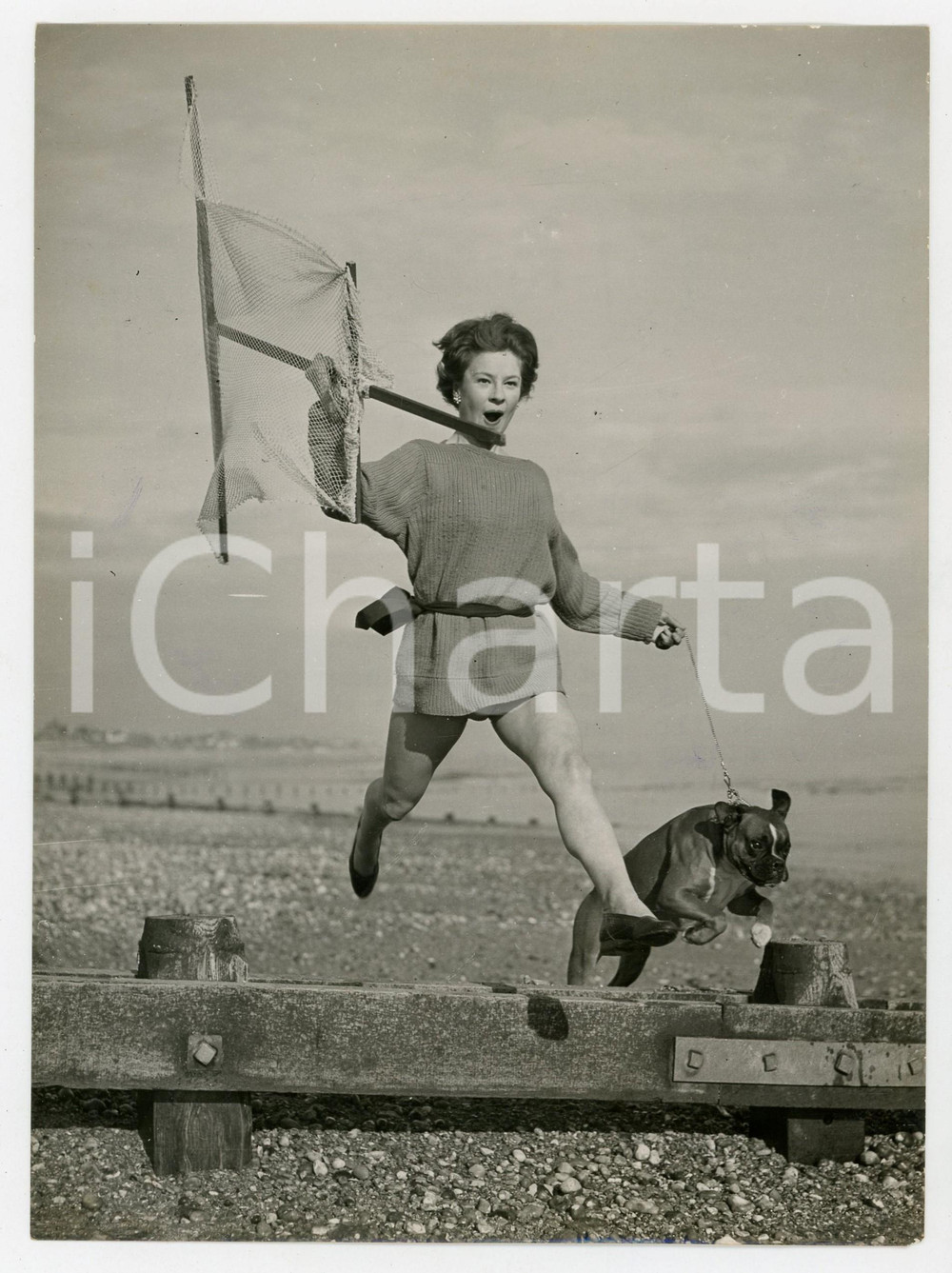 1956 BEXHILL ENGLAND - Carol MASTERS running on the beach with the dog BOOZER