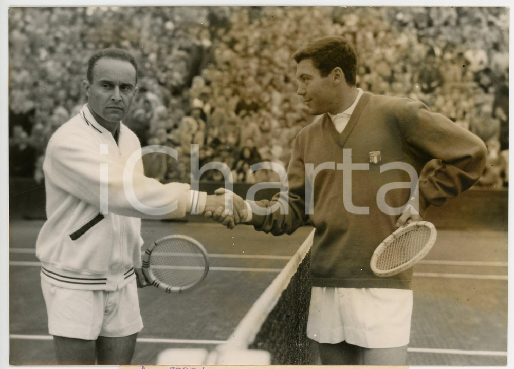 1956 ROLAND GARROS Coppa Davis - Nicola PIETRANGELI stringe la mano a Paul REMY