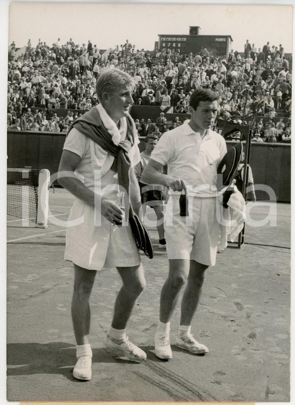 Fotografia d epoca originale 1956 PARIS ROLAND GARROS  Nicola PIETRANGELI e Lew HOAD bevono COCA COLA Foto 1