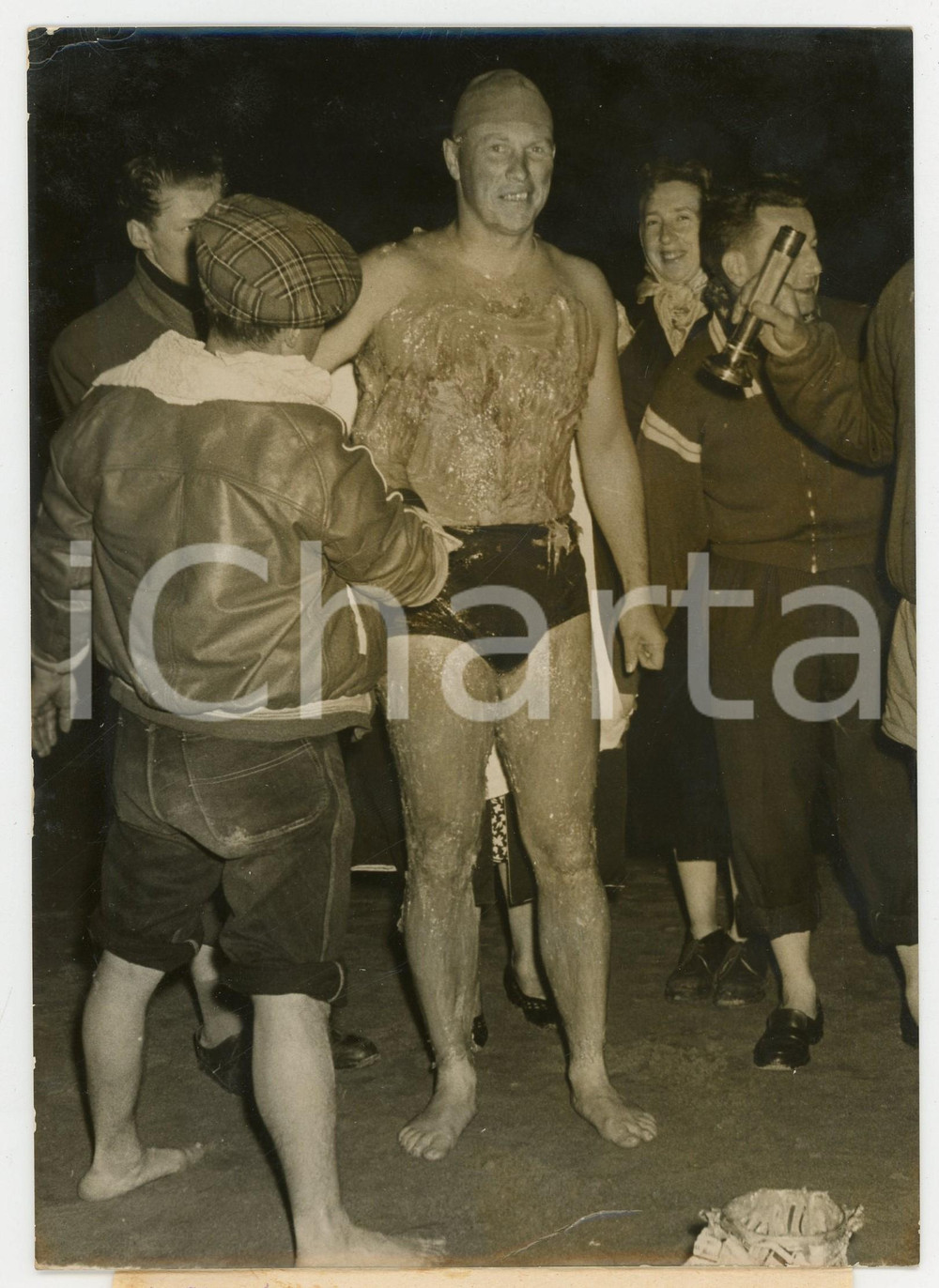 Fotografia d epoca originale 1956 CAP GRISNEZ  Jacques AMYOT si prepara per traversata della Manica a nuoto 1