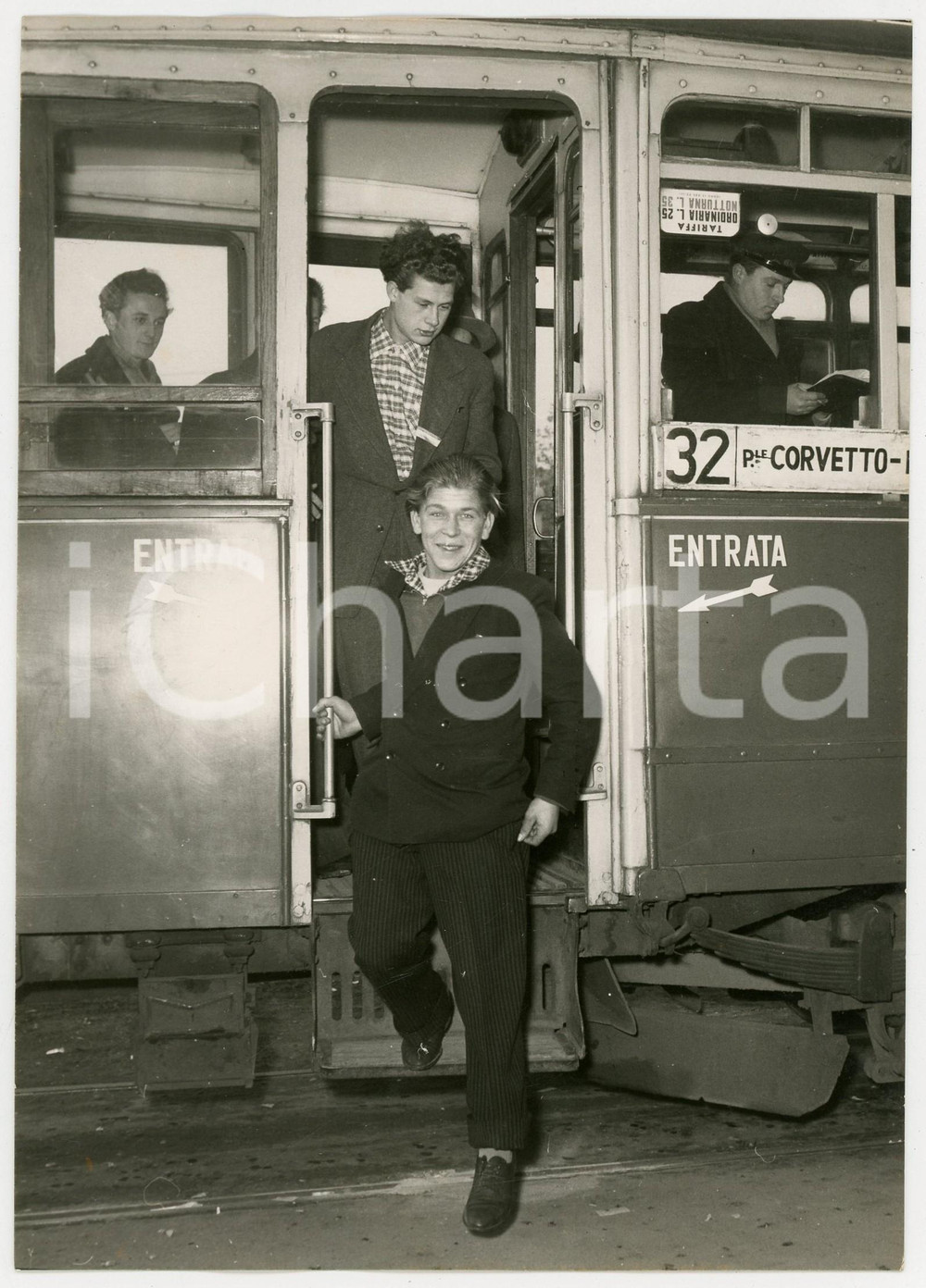 Fotografia d epoca originale 1956 MILANO Rivoluzione ungherese  Profughi scendono dal tram Foto 13x18 cm 1