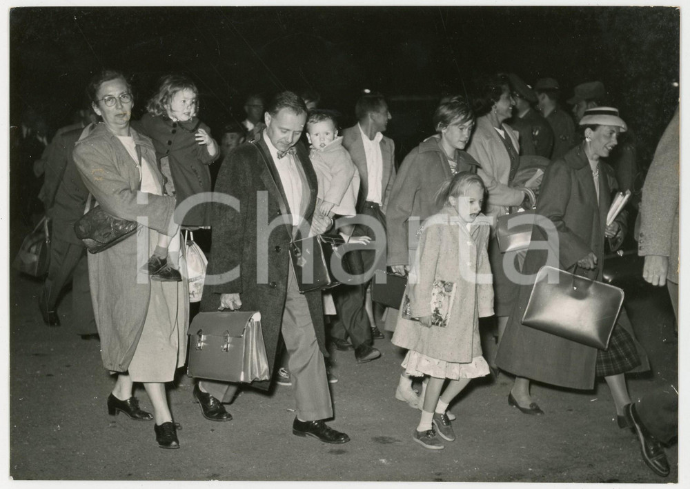 Fotografia d epoca originale 1956 ROMA Crisi di Suez  Arrivo di profughi americani dall Egitto Foto 18x13 1
