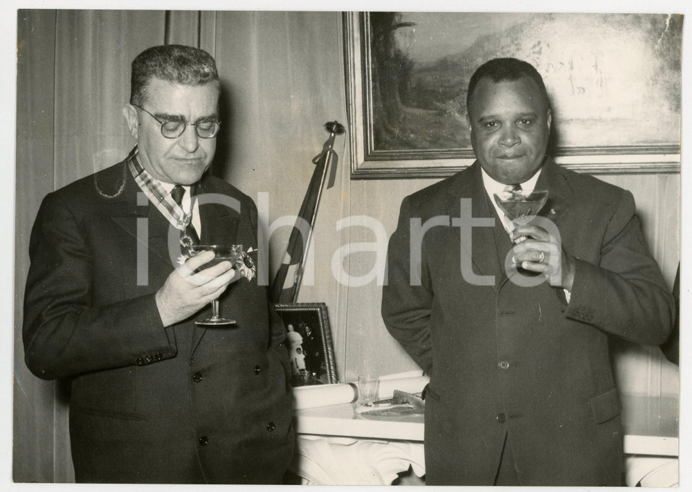 Fotografia d epoca originale 1957 ROMA  Teresio GUGLIELMONE riceve decorazione da Repubblica di LIBERIA 2 1
