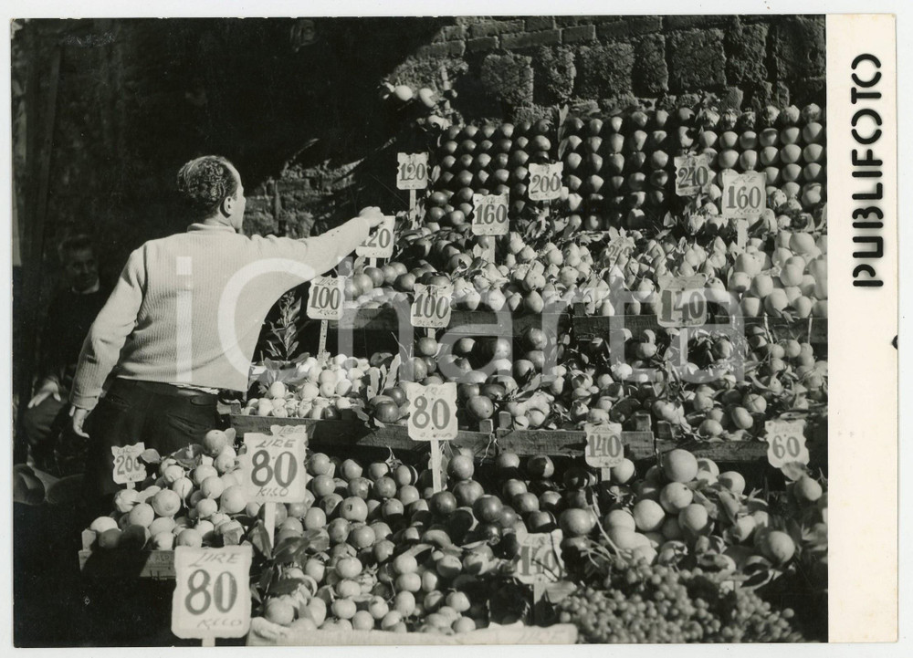 Fotografia d epoca originale 1957 NAPOLI  Fruttivendolo al mercato domenicale Fotografia VINTAGE 18x13 cm 1