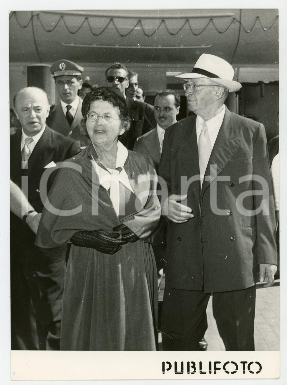 Fotografia d epoca originale 1957 NAPOLI Arrivo del presidente israeliano Itzhak BENZVI con la moglie Foto 1