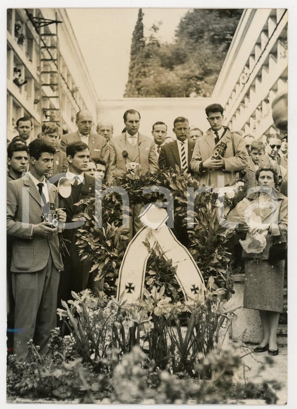 Fotografia d epoca originale 1958 ROMA Cimitero Verano  Ex combattenti omaggiano XÂª MAS e Divisione FOLGORE 1