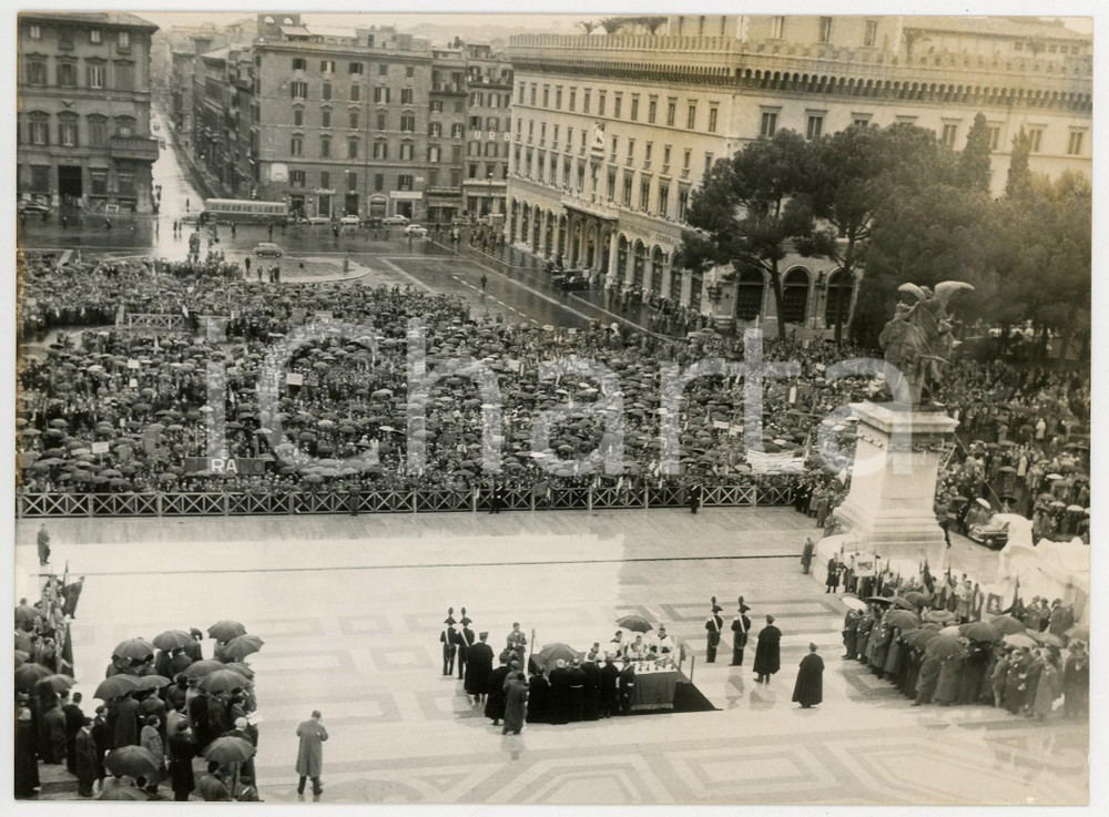 Fotografia d epoca originale 1958 ROMA Piazza Venezia  Messa per la giornata annuale del disperso in guerra 1
