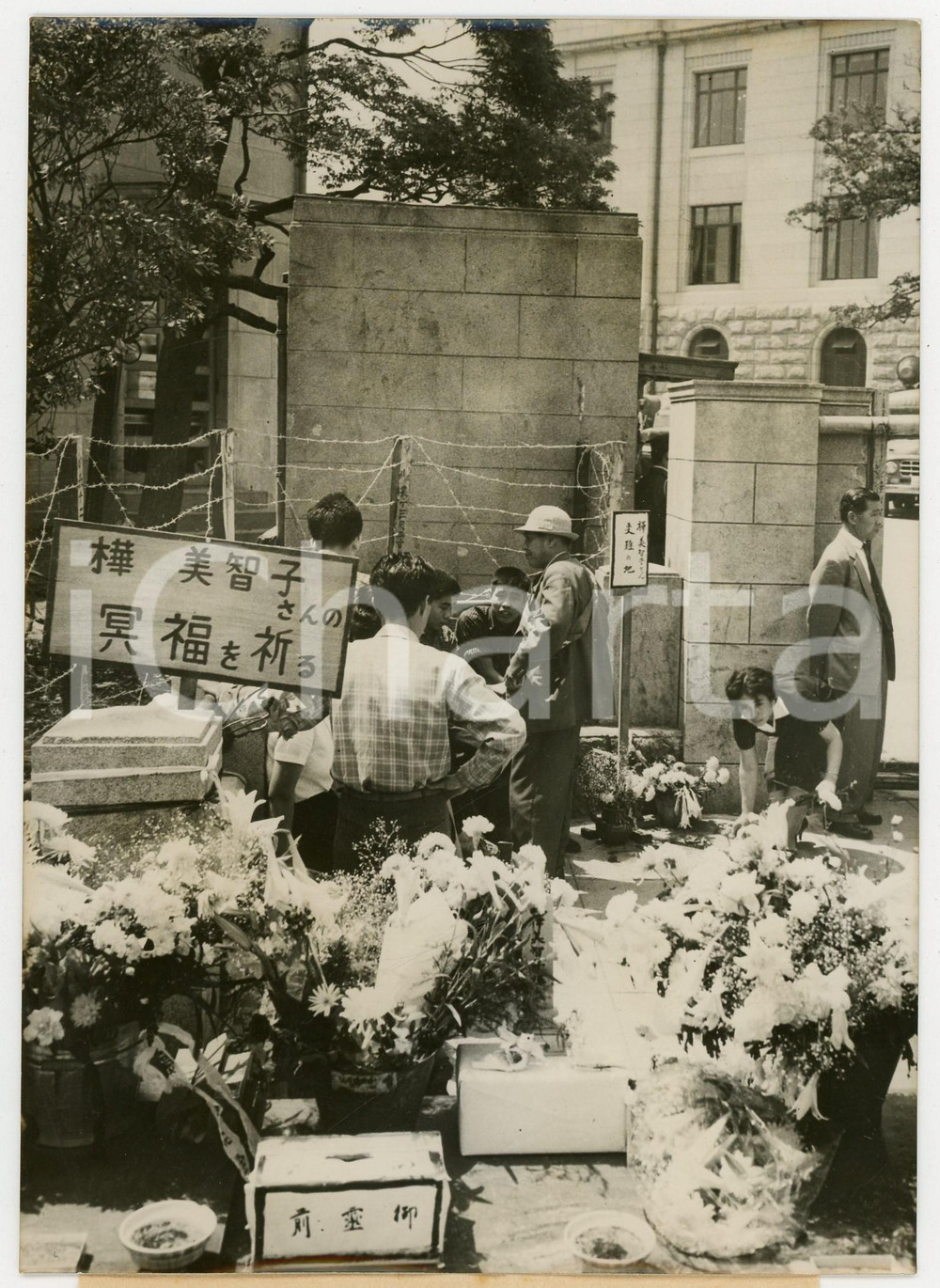 Fotografia d epoca originale 1960 TOKYO  Giovani rendono omaggio a Michiko KANBA attivista dello ZENGAKUREN 1
