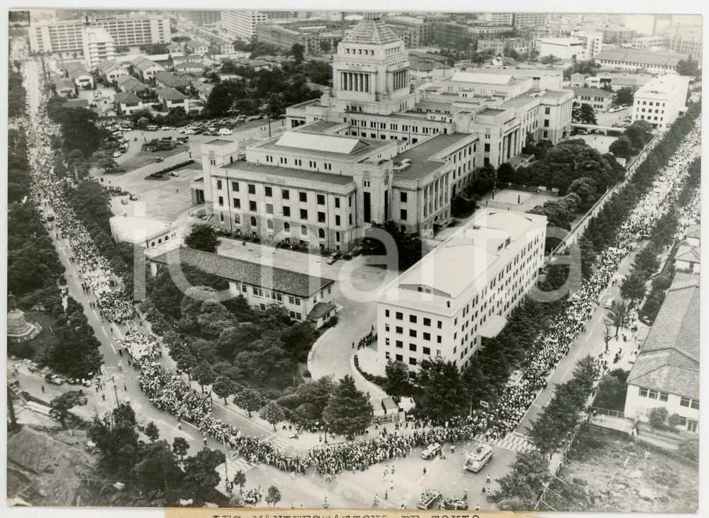 Fotografia d epoca originale 1960 TOKYO Palazzo della Dieta  Manifestazione studentesca antiamericana 1 1