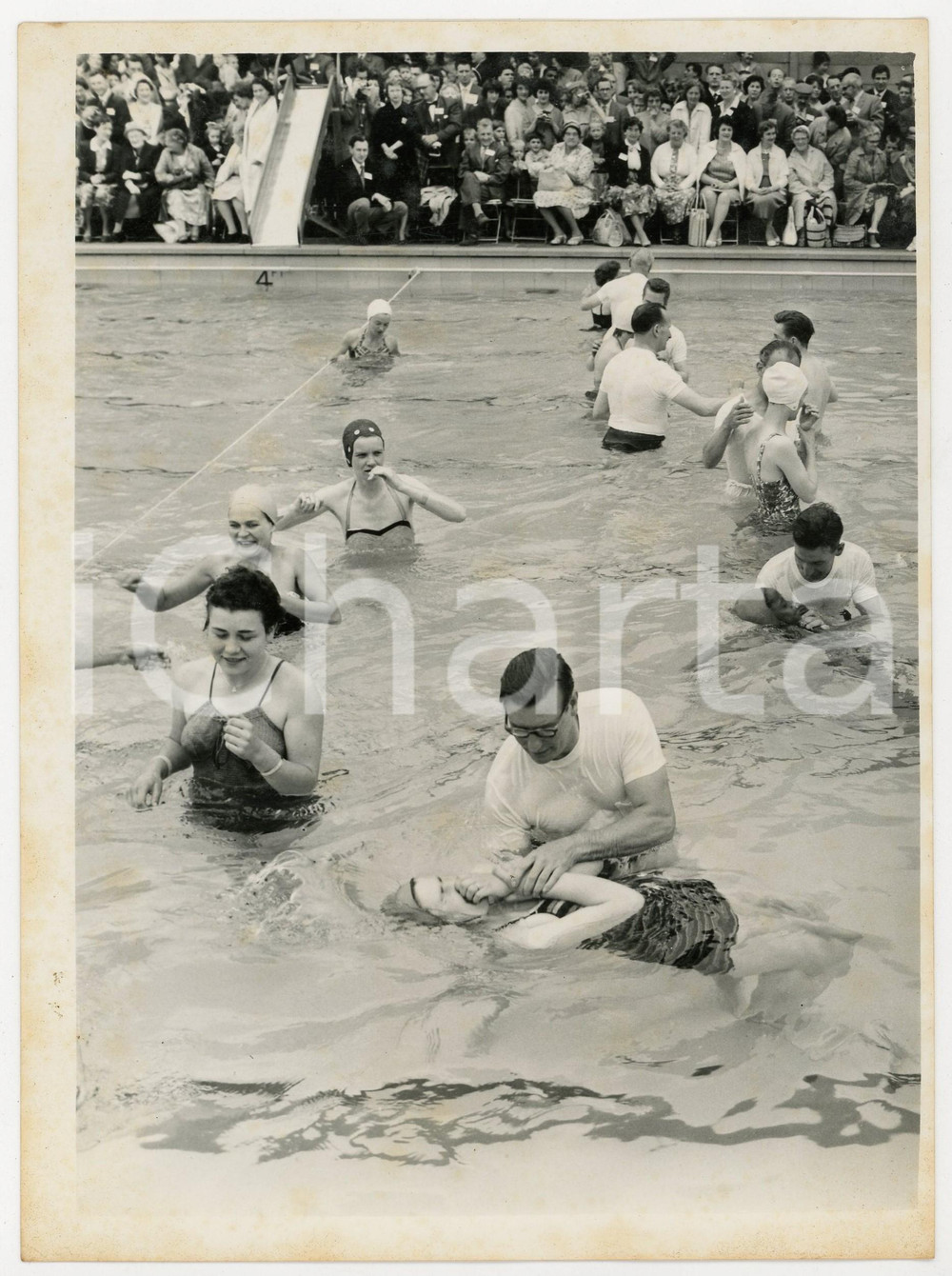 Fotografia d epoca originale 1961 LONDON Twickenham Baths  TESTIMONI DI GEOVA Battesimo per immersione 2 1