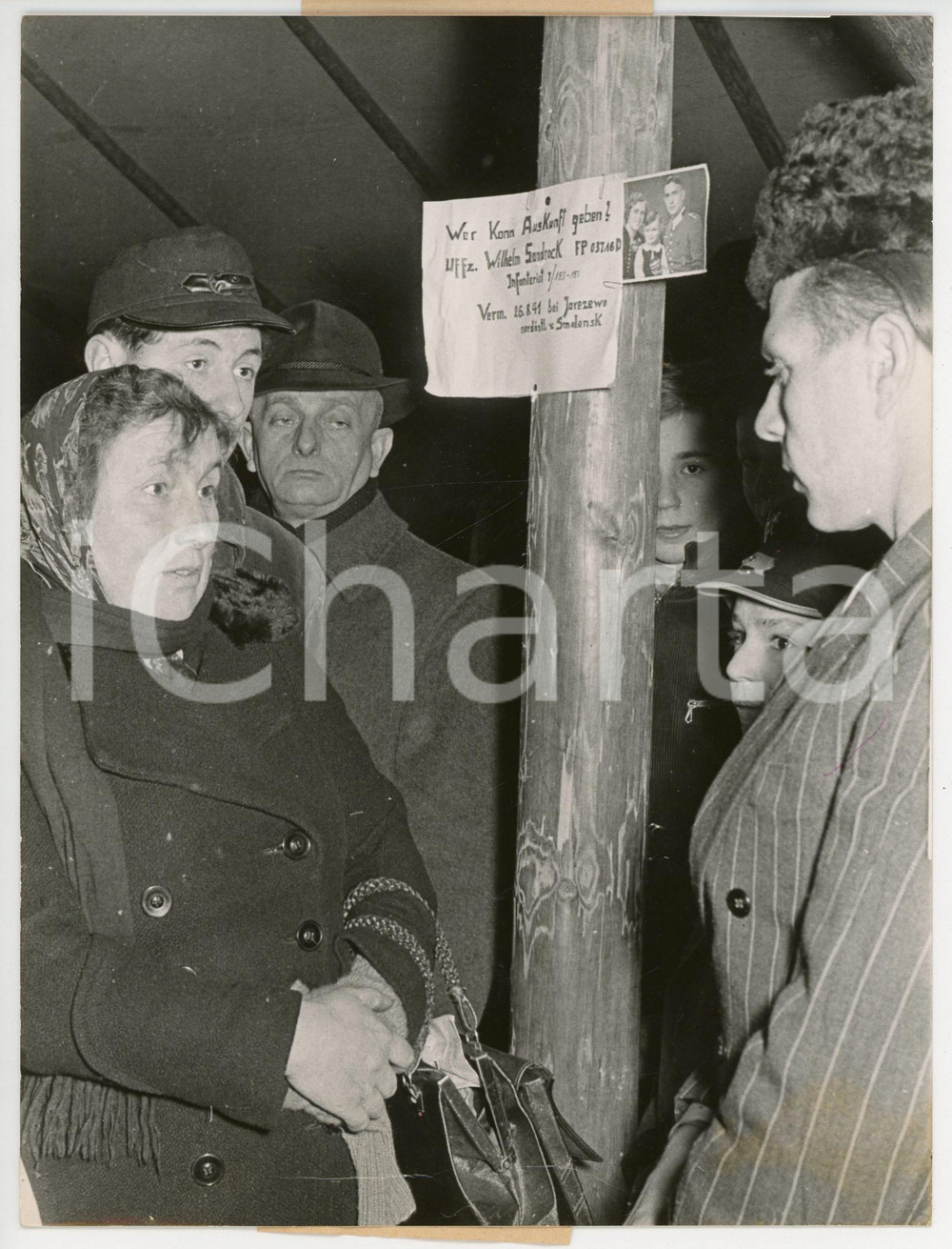 Fotografia d epoca originale 1954 CAMPO PROFUGHI DI FRIEDLAND  Donna chiede notizie del figlio scomparso 1