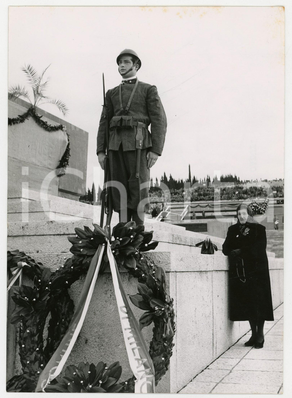 Fotografia d epoca originale 1955 ca Sacrario di REDIPUGLIA GO Commemorazione dei caduti 2 Foto 13x18 cm 1