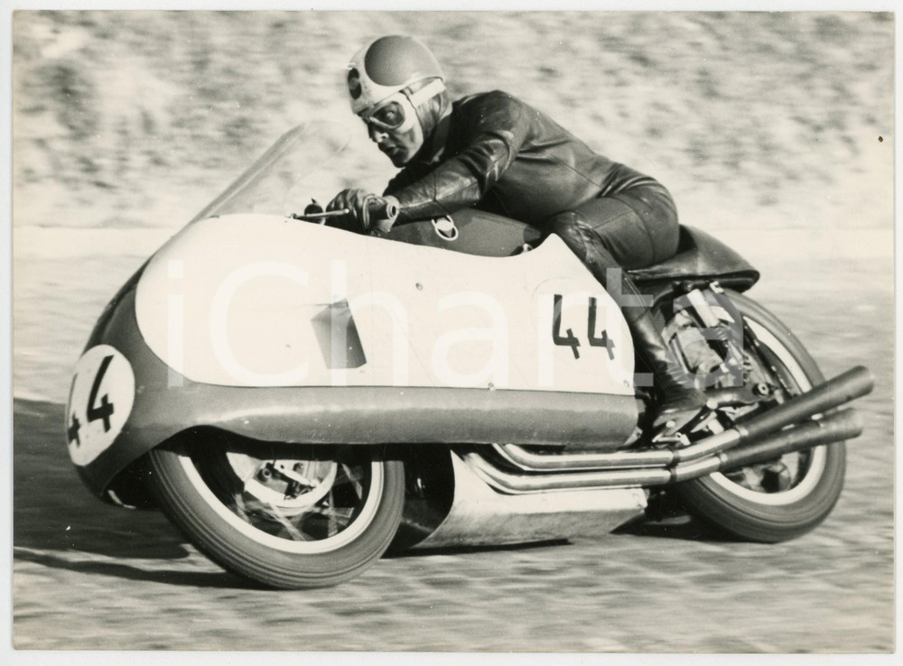 Fotografia d epoca originale 1955 ca CIRCUITO SENIGALLIA  Passaggio di Libero LIBERATI su moto GILERA Foto 1