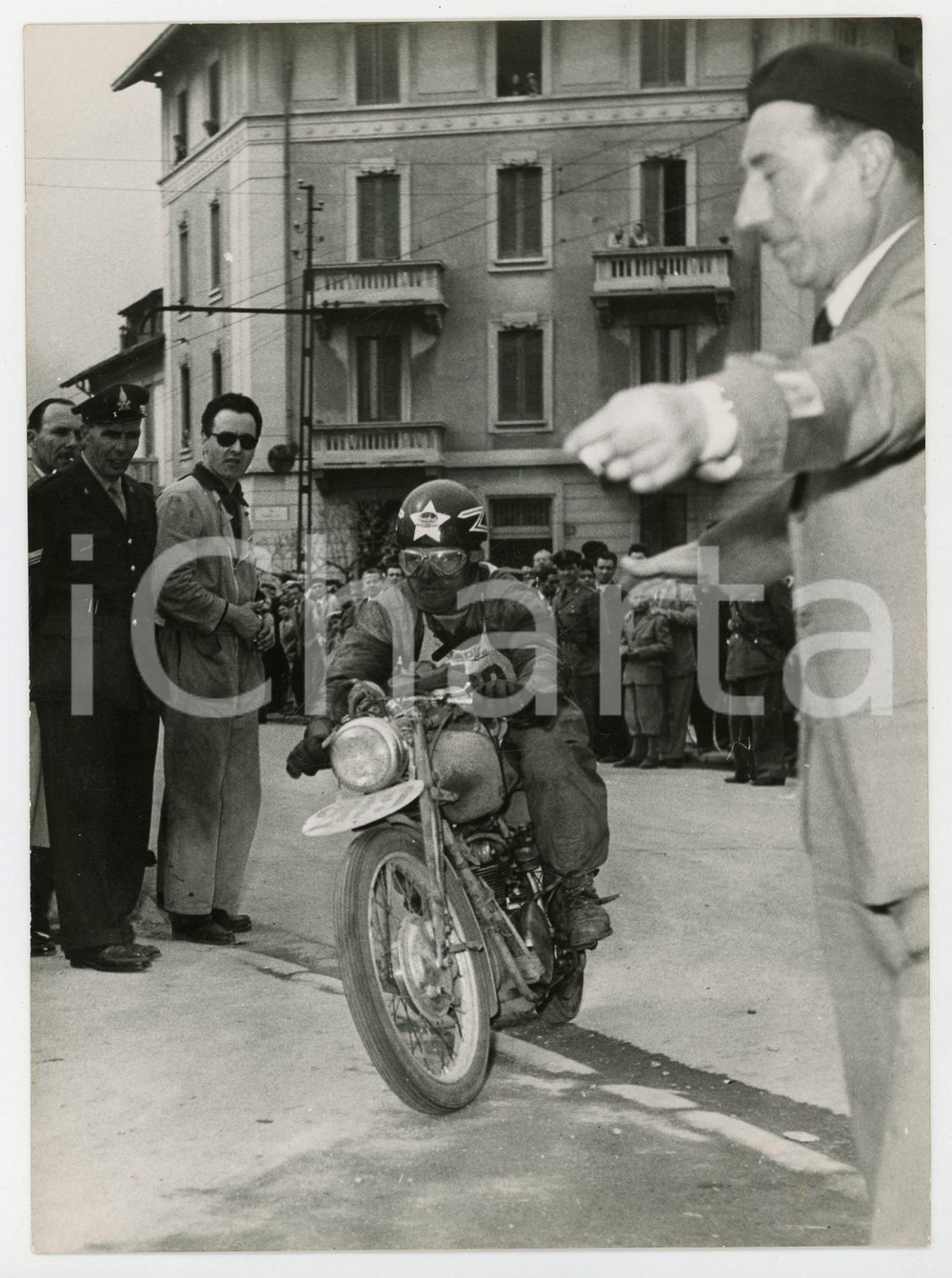 Fotografia d epoca originale 1955 ca MOTOGIRO D ITALIA Passaggio di Remo VENTURI su moto MONDIAL Foto 13x18 1