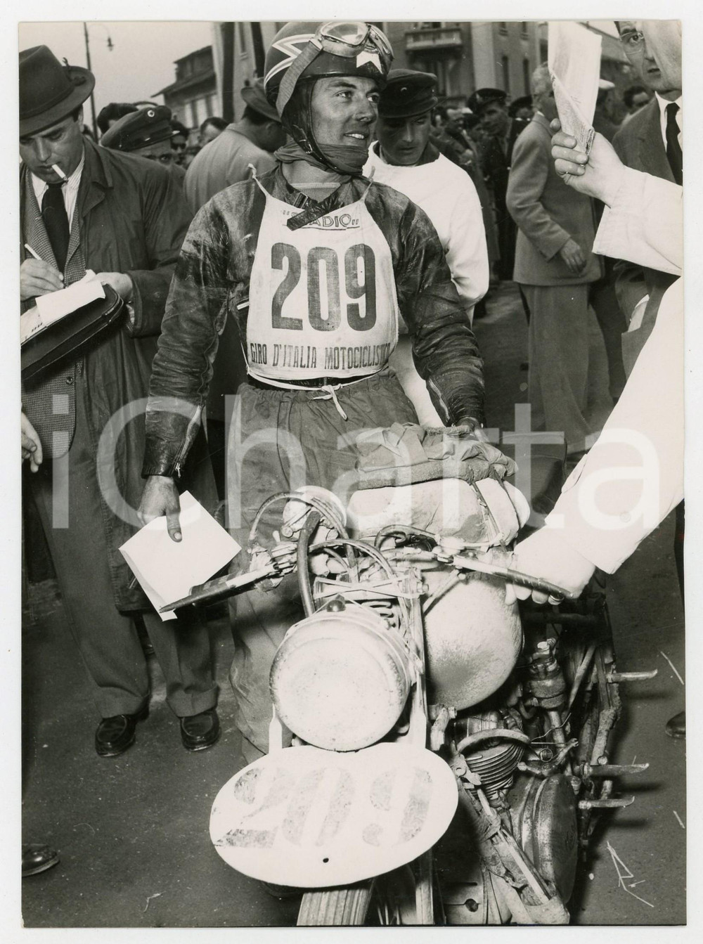 Fotografia d epoca originale 1955 ca MOTOGIRO D ITALIA  Remo VENTURI tra i giornalisti Foto 13x18 cm 1