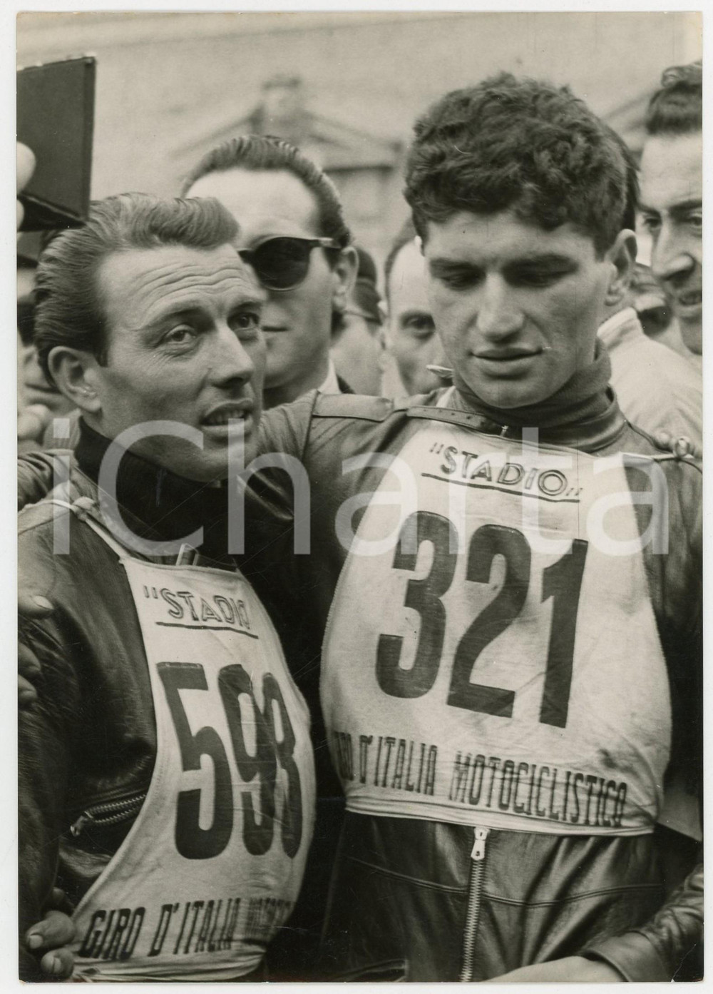 Fotografia d epoca originale 1954 GIRO MOTOCICLISTICO D ITALIA  Remo VENTURI al termine della gara Foto 1