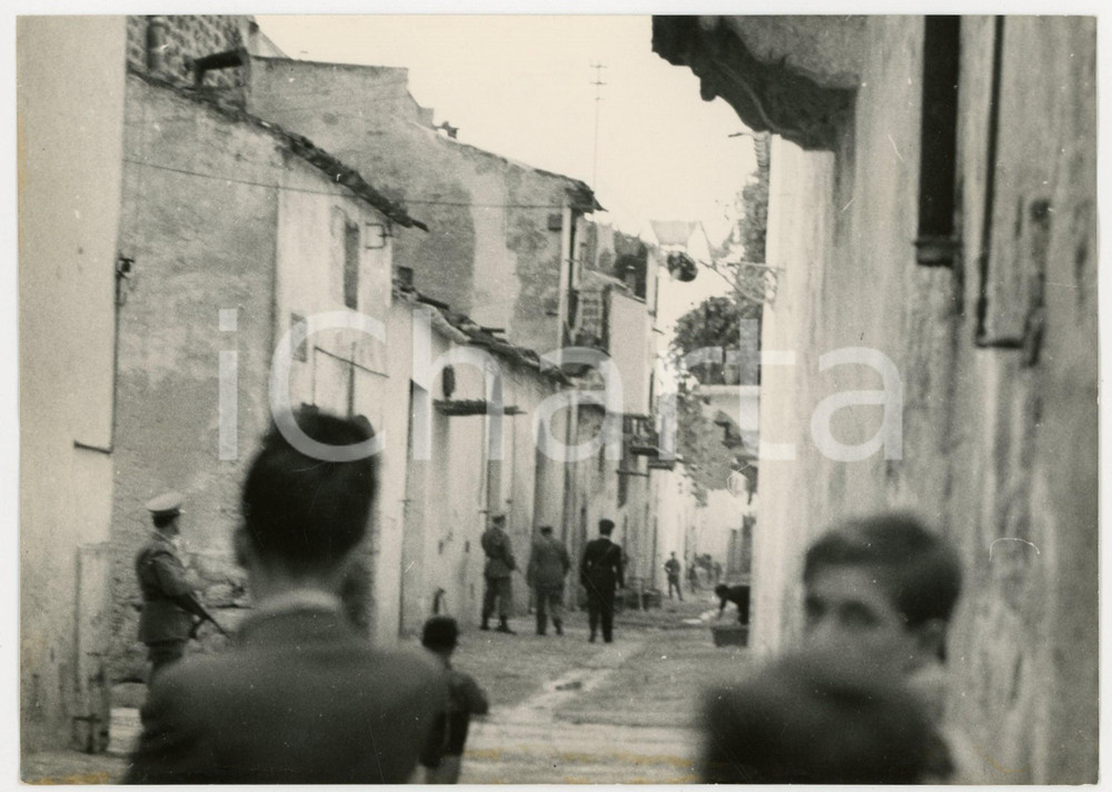 Fotografia d epoca originale 1955 ca PALERMO Caso COPPOLA Agenti di POLIZIA circondano la casa del ricercato 1