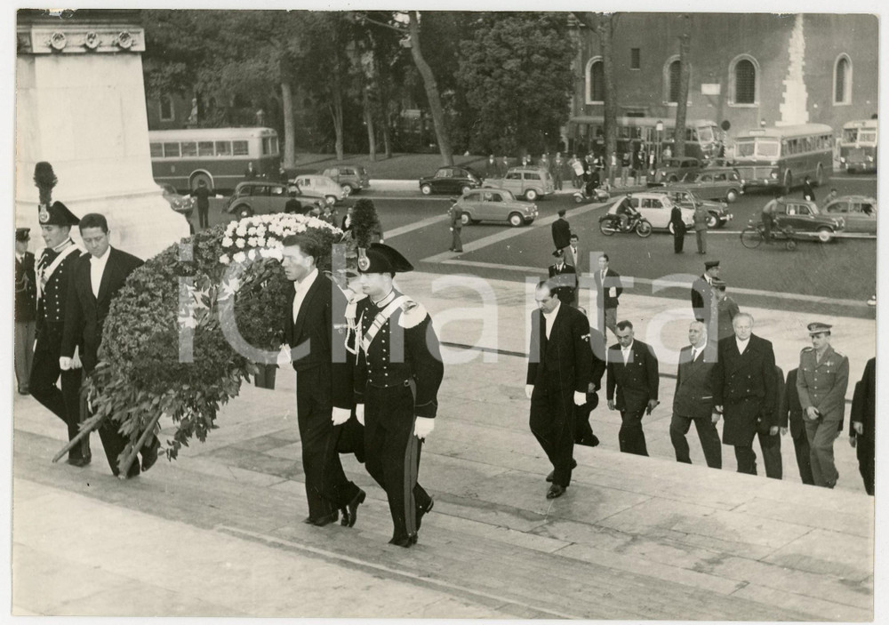 Fotografia d epoca originale 1957 ROMA VITTORIANO Presidente Assemblea CECA Hans FURLER omaggia MILITE IGNOTO 1