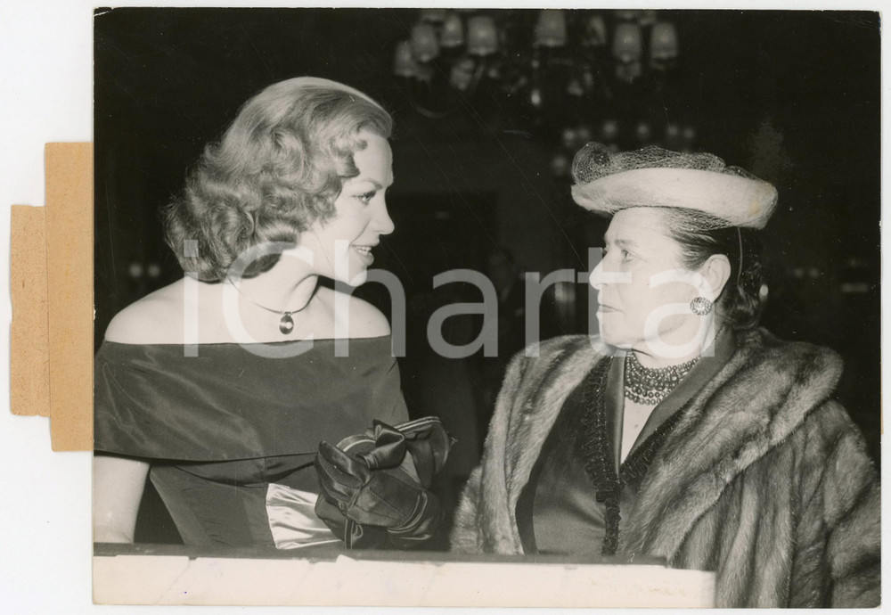 1954 FRANKFURT Frankfurter Hof - Hildegard KNEF discute con Helena RUBINSTEIN