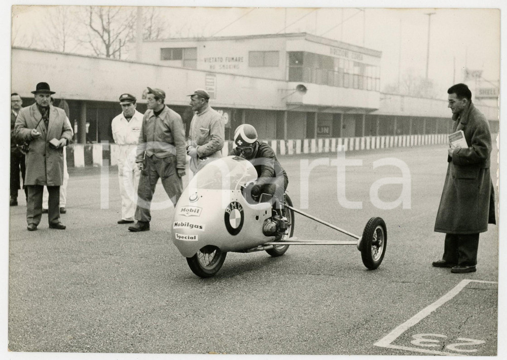 1958 AUTODROMO DI MONZA - Florian CAMATHIAS su BMW 500 bicilindrica durante test