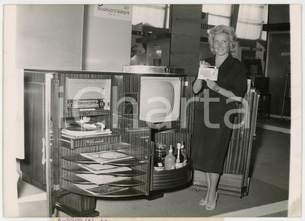 1956 PARIS Parc expositions - Salon de la radio - Présentation nouveaux modèles