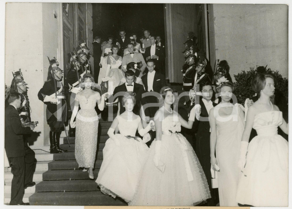 1959 ORANGERIE DI VERSAILLES Ballo delle debuttanti - Arrivo delle coppie *Foto
