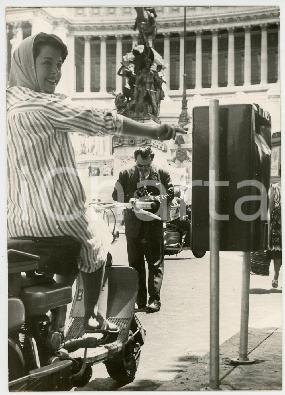 1959 ROMA Piazza Venezia - Ragazza in sella a uno scooter imbuca una lettera