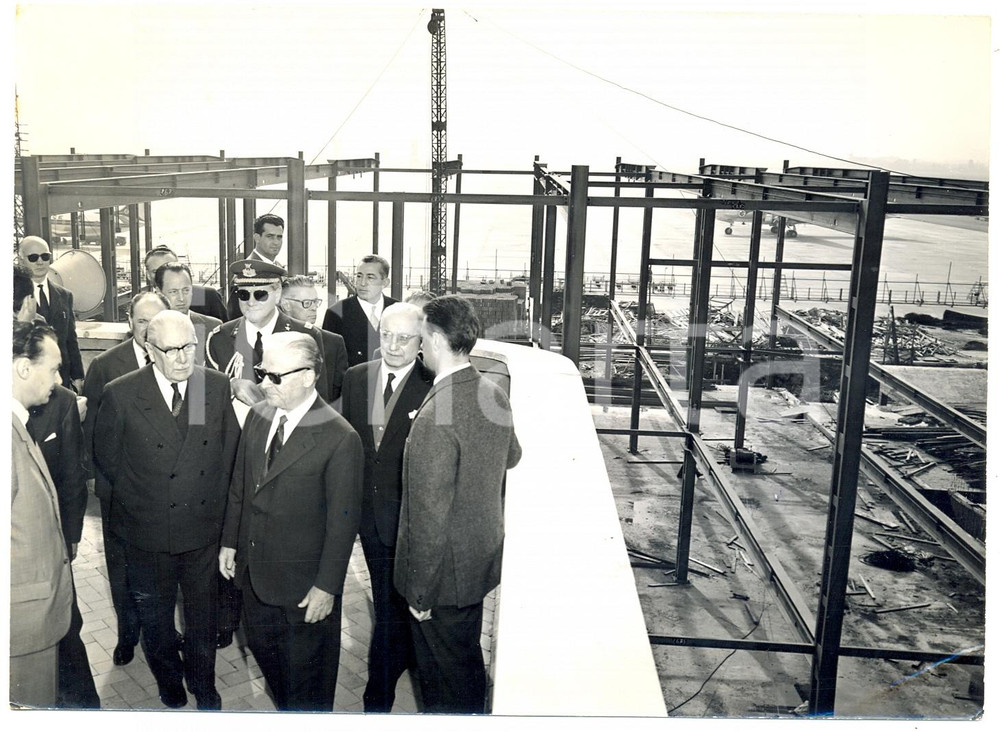 1960 MILANO AEROPORTO LINATE Giovanni GRONCHI Virgilio FERRARI visitano cantieri