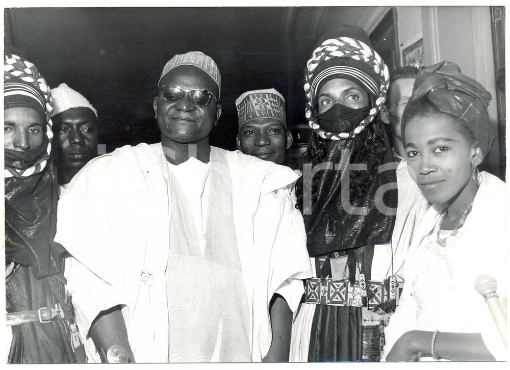 1961 PARIGI - Presidente NIGER Hamani DIORI con compagnia di ballerini nigeriani