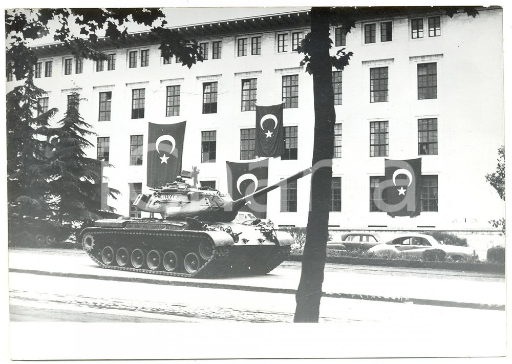 1960 ISTANBUL Colpo di Stato - Carro armato per le vie della città *Foto 18x13