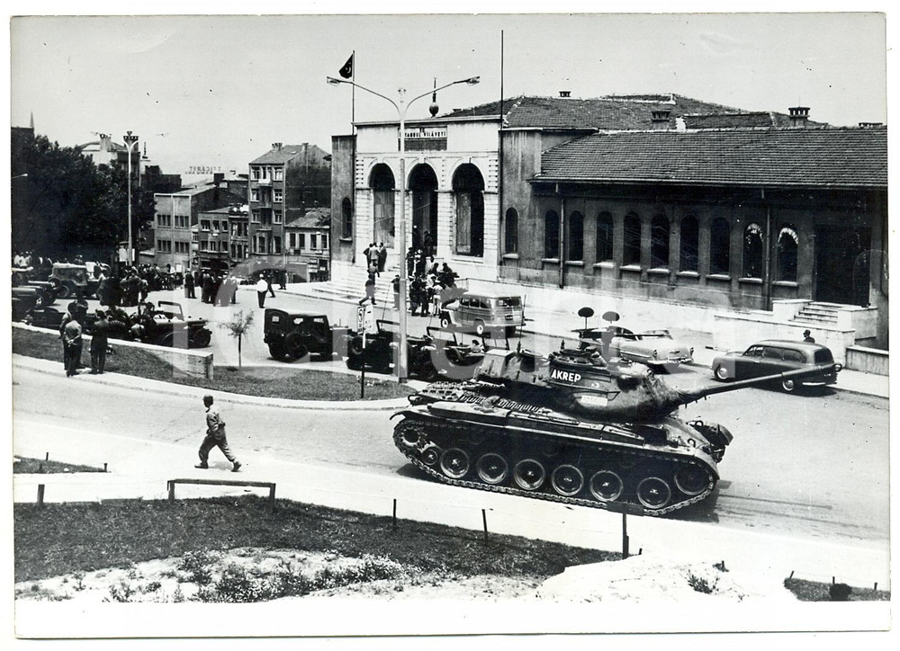 1960 ISTANBUL Colpo di Stato - Esercito difende il palazzo del Governatore *Foto