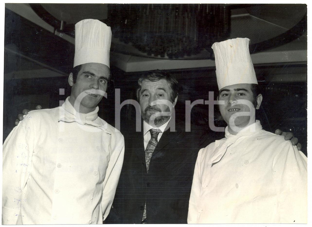 1974 COSTUME - Illustratore Raymond PEYNET con i cuochi del T/N RAFFAELLO *Foto