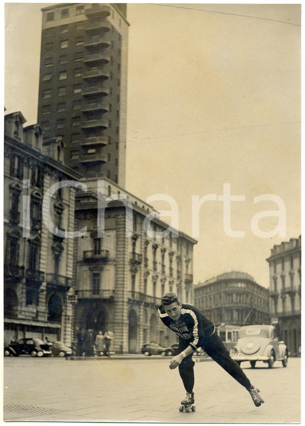 1953 TORINO Elio PEDRETTI si allena sui pattini a rotelle per le vie della città
