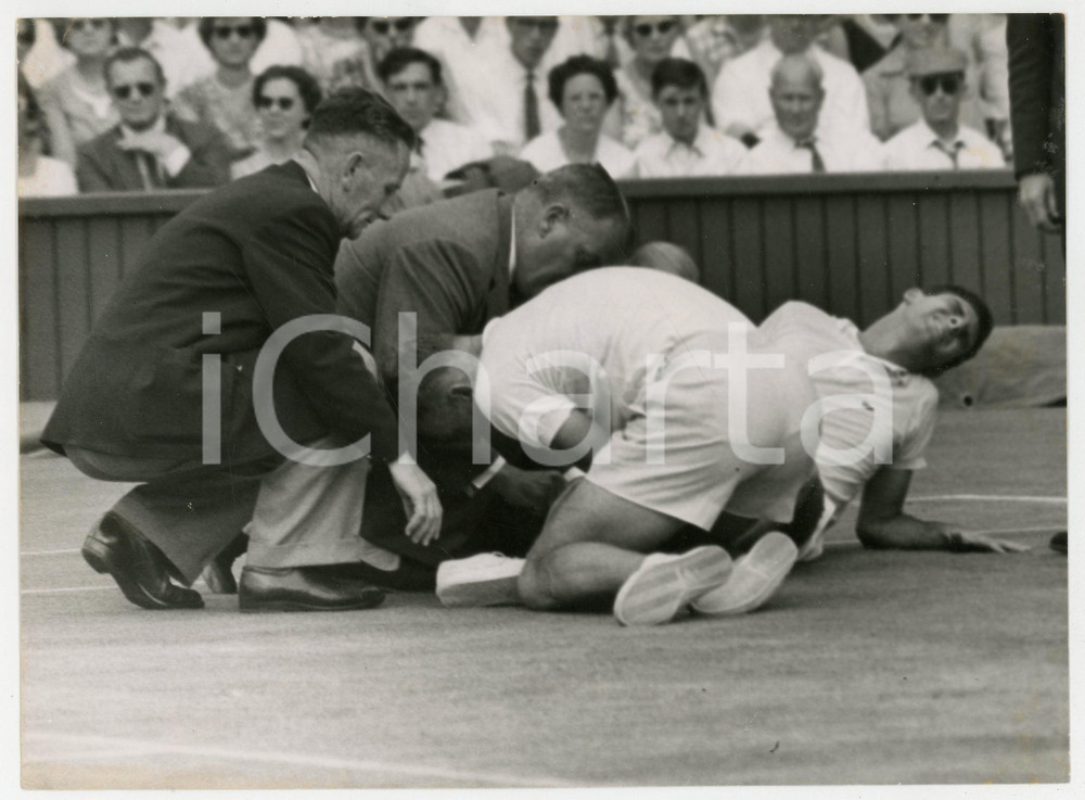 1960 LONDON WIMBLEDON Centre Court - Butch BUCHHOLZ a terra per infortunio *Foto