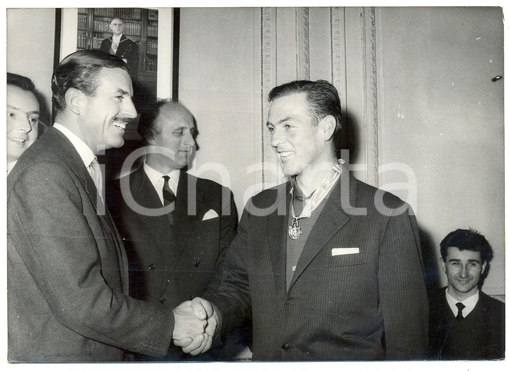 1960 PARIS - Maurice HERZOG consegna medaglia al merito sportivo a Jean VUARNET