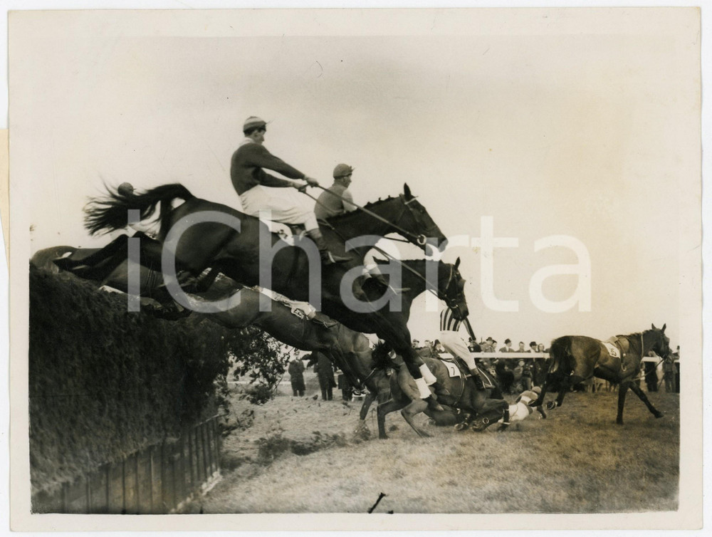 1961 AINTREE RACECOURSE Grand National EQUITAZIONE - Caduta dopo un ostacolo