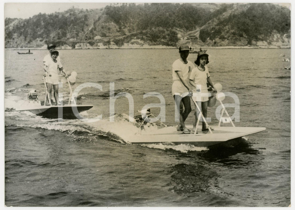 1961 JAPAN - Due coppie provano il nuovo sport nautico "SEA-PET" *Foto 18x13