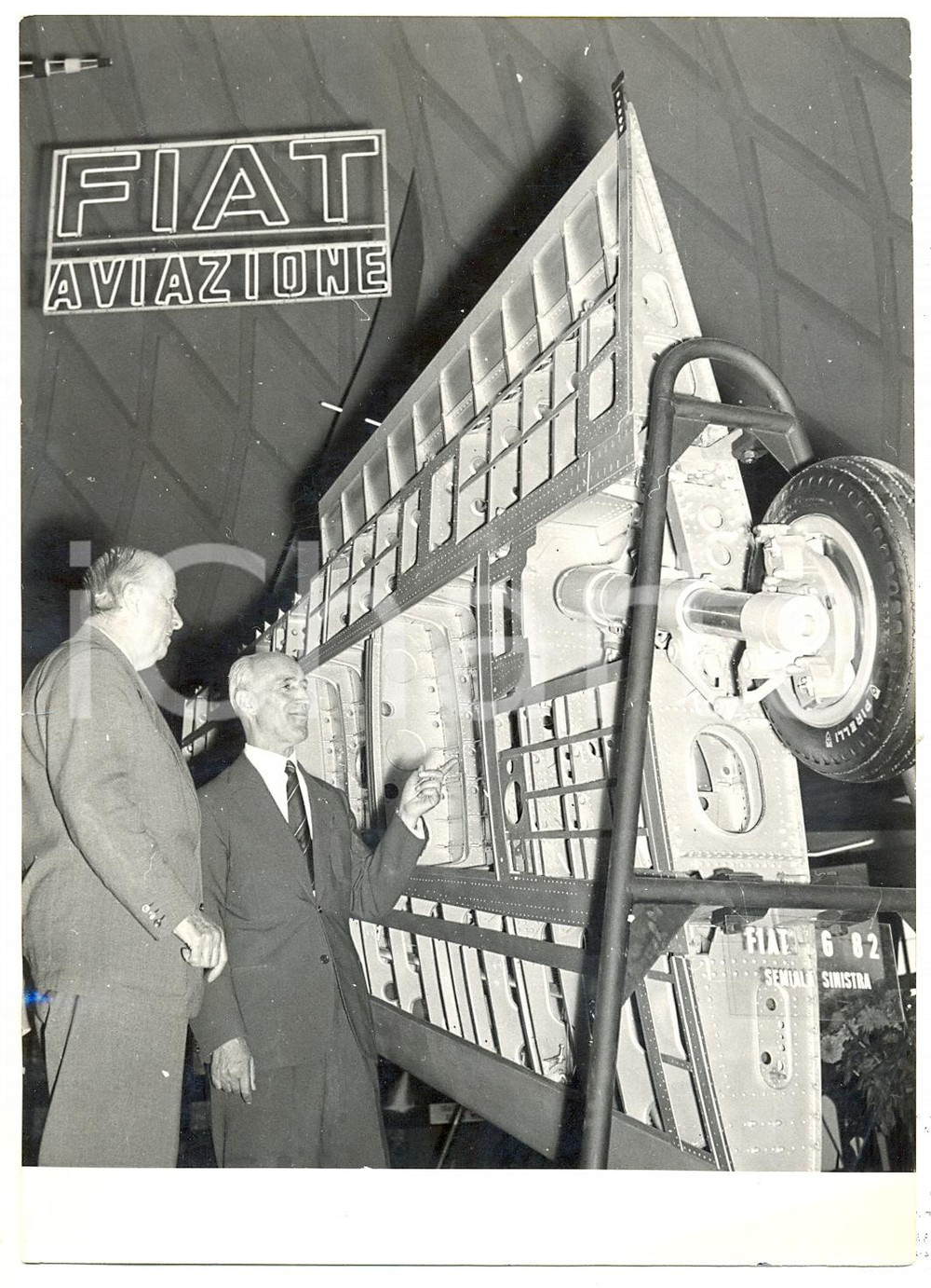 1954 TORINO Salone Tecnica - Francesco BRACH PAPA osserva ala reattore FIAT G82