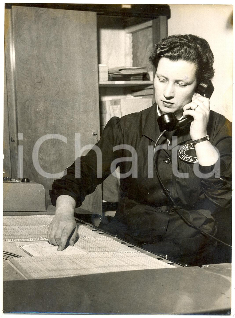1956 ROMA Elezioni amministrative - Preparazione al computo dei voti ^Foto 13x18  Fotografia d'epoca con didascalia coeva al verso. CONDIZIONI: G (lievi aloni ai margini; piccole macchie e tracce di inchiostro blu) FORMATO: 13x18 cm    originale e autentica 1