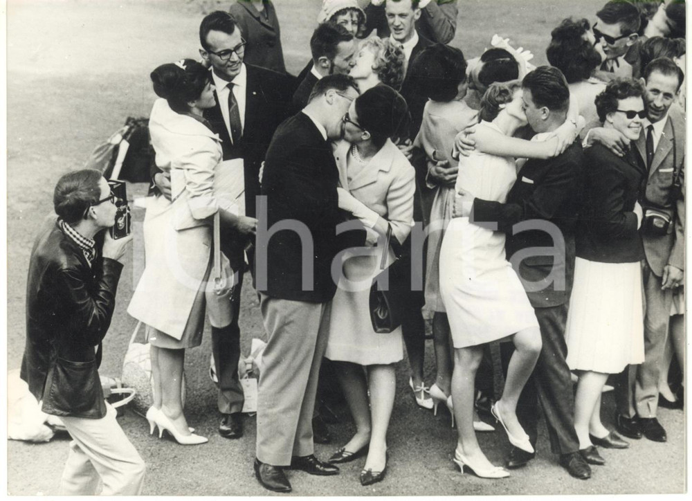 1964 MALMO (SVEZIA) Coppie di sposi in partenza per viaggio di nozze in Italia