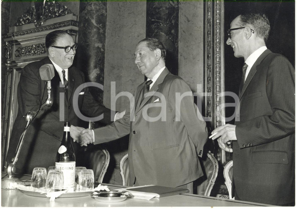 1967 MILANO Circolo della stampa - Ferruccio LANFRANCHI premia Dino FALCONI