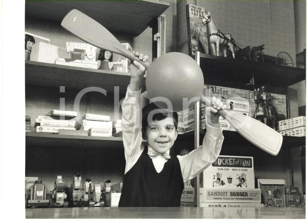 1969 MILANO VII Salone del giocattolo - Bimbo mostra il nuovo palo-remo *Foto