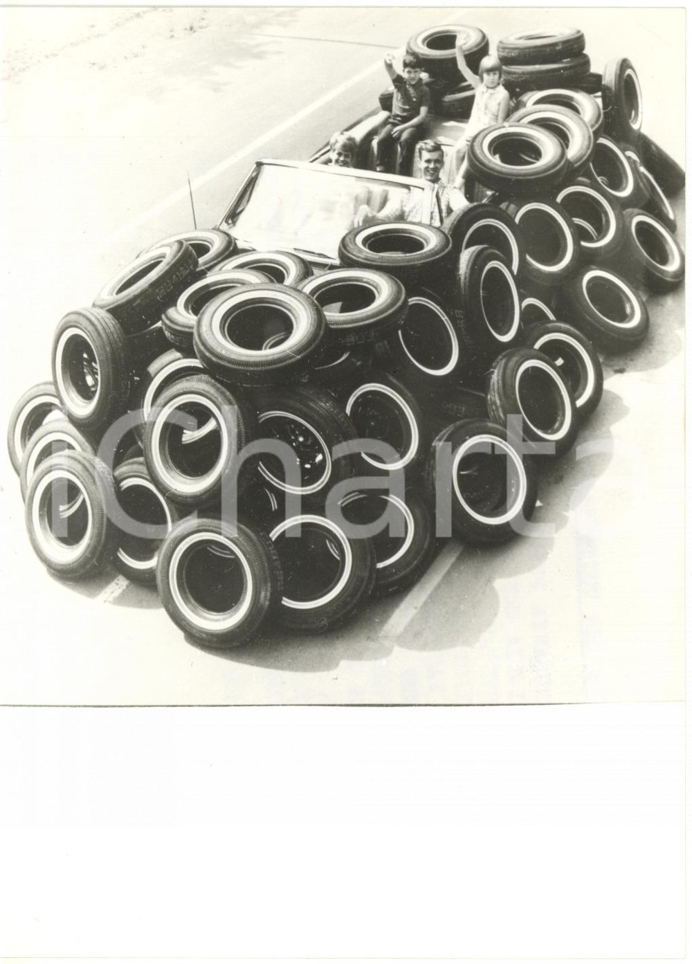 1969 USA - Automobile ricoperta di pneumatici *Foto CURIOSA 13x18 cm