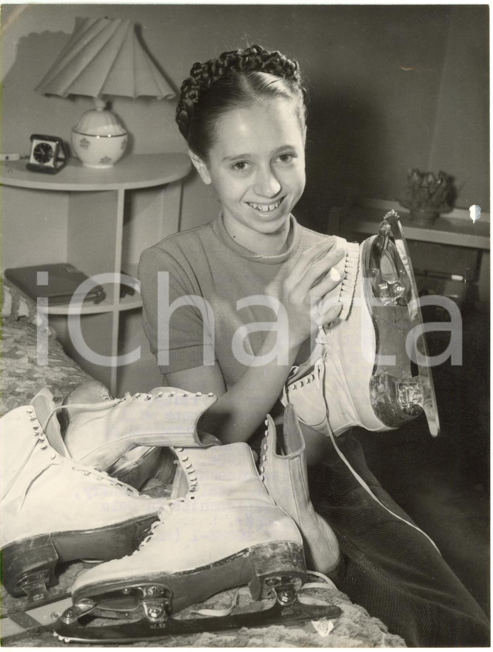 1953 LONDON ICE SKATING - Figure skater Yvonne SUDGEN brushes up her ice boots