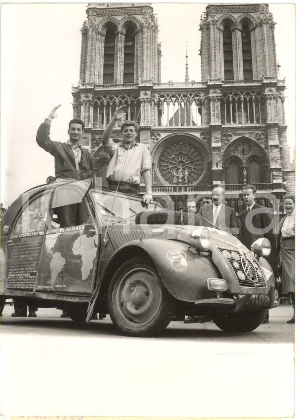 1954 PARIS Henri LOCHON e Jacques CORNET terminano giro del mondo su CITROËN 2CV